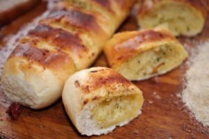 Saiba como preparar um pão de alho caseiro e surpreenda suas visitas