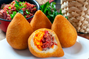 Coxinha de Mandioca com Carne Seca e Cheddar. Um Petisco para Surpreender