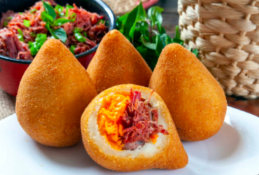 Coxinha de Mandioca com Carne Seca e Cheddar. Um Petisco para Surpreender