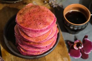 Panqueca de aveia com beterraba, além de nutritiva e saborosa, fica linda