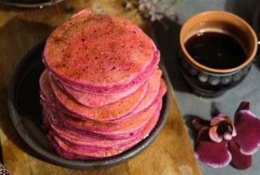 Panqueca de aveia com beterraba, além de nutritiva e saborosa, fica linda
