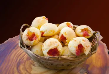 Pão de queijo recheado com goiabada. Um encontro de sabores