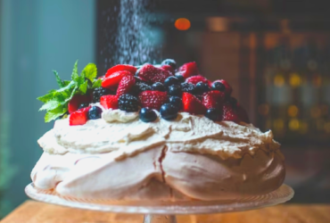 Pavlova de chocolate com frutas vermelhas. A sobremesa que vai derreter seu coração