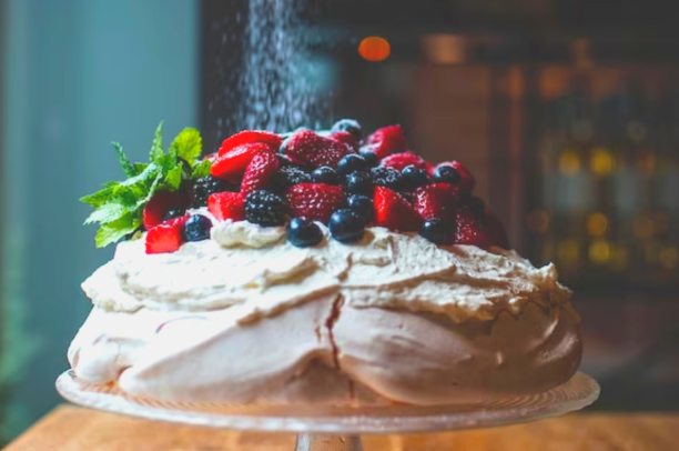 Pavlova de chocolate com frutas vermelhas. A sobremesa que vai derreter seu coração