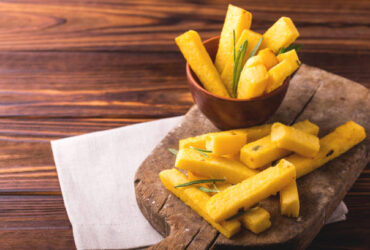 Polenta frita na air fryer, crocante e sequinha. Experimente preparar assim