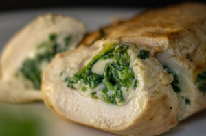 Rocambole de Peito de Frango Recheado com Brócolis e Queijo. Tudo de bom