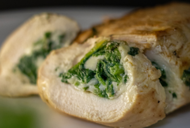 Rocambole de Peito de Frango Recheado com Brócolis e Queijo. Tudo de bom