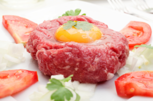 Steak Tartare com Gema Curada. Um prato refrescante