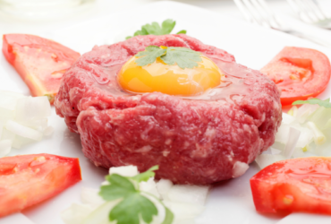 Steak Tartare com Gema Curada. Um prato refrescante