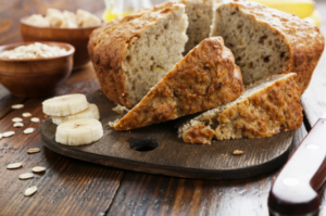 Um bolo de frutas cheio de sabor. Bolo de banana com maçã, experimente