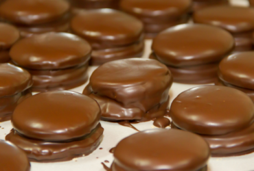 Alfajor com apenas 3 ingredientes, super fácil e maravilhoso