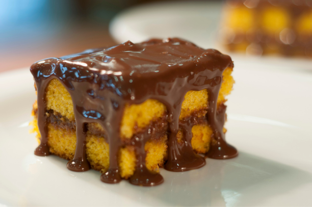 Bolo de Cenoura Recheado com Barra de Chocolate: Uma Explosão de Sabores