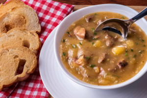 Caldo de Mandioca com Carne Cozida. Uma receita para aquecer o coração