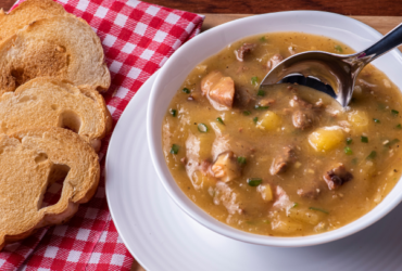 Caldo de Mandioca com Carne Cozida. Uma receita para aquecer o coração