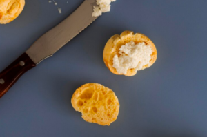 Transforme aquele pão de queijo amanhecido em deliciosas torradas