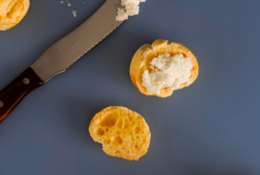 Transforme aquele pão de queijo amanhecido em deliciosas torradas