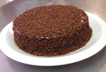 Bolo de Chocolate com Maionese: O segredo para um bolo super molhadinho