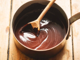 Cobertura de chocolate simples e cremosa, sem complicações