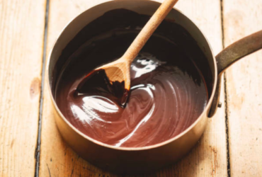 Cobertura de chocolate simples e cremosa, sem complicações