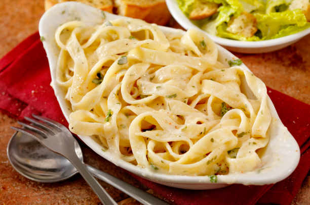 Cheesehouse - Você precisa experimentar nosso Fettuccine Alfredo Al  Gamberi, com camarões ao creme de parmesão argentino finalizado dentro do  queijo e maçaricado 🧀🔥 🏠🧀 MARISTA e JARDIM GOIÁS Segunda a quinta