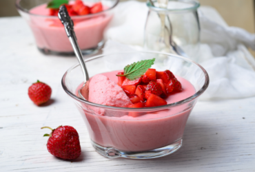 Gelatina Cremosa de Morango: Uma Sobremesa Simples e Saborosa