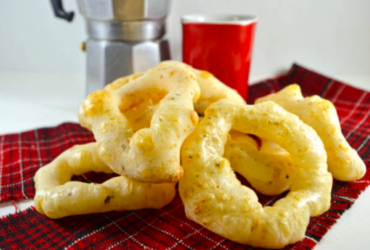 Receita super fácil de biscoito de polvilho com queijo