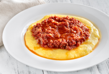 Polenta Mole com Carne Moída no Molho. Sabor de casa de vó