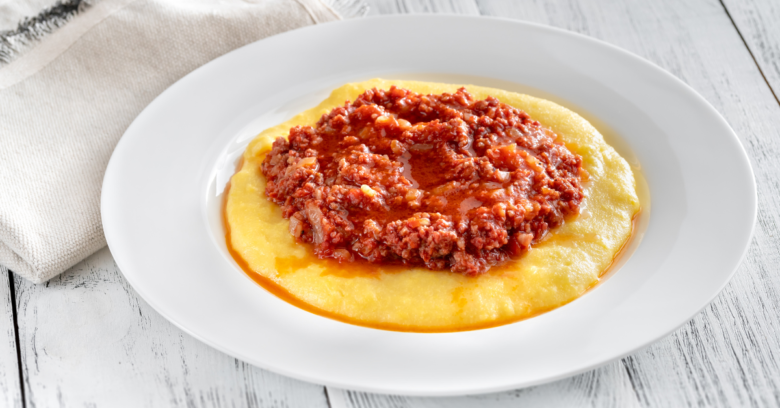 Polenta Mole com Carne Moída no Molho. Sabor de casa de vó