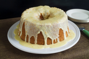 Bolo de laranja com cobertura de glacê! Um sabor e aroma encantador