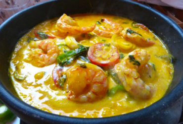 Moqueca de Camarão com Peixe: Uma Viagem de Sabores à Beira-Mar