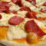 Pizza de Calabresa Tradicional - O Sabor Autêntico na Sua Cozinha