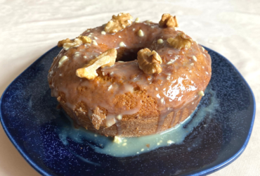 Bolo de Fubá na AirFryer: Delícia em Minutos com Cobertura de Chocolate Branco e Nozes