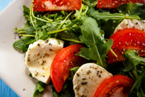 Salada Refrescante de Palmito Caprese com Molho Pesto – Uma Explosão de Sabores