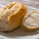 Pão Francês Artesanal: Uma Delícia Rústica com Fermentação Natural