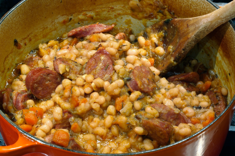 Cassoulet: Uma Viagem Gastronômica pela França em Forma de Feijoada Branca