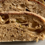 Pão de Azeitonas com Fermentação Natural: Uma Experiência Artesanal Única