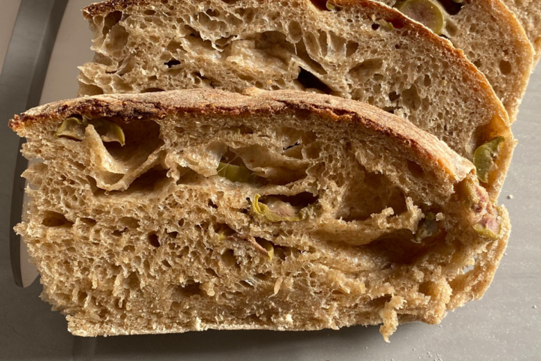 Pão de Azeitonas com Fermentação Natural: Uma Experiência Artesanal Única