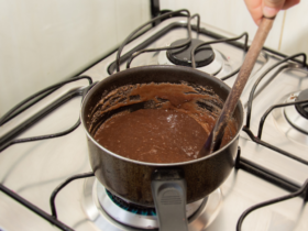 Brigadeiro de colher saudável e saboroso. Para não passar vontade