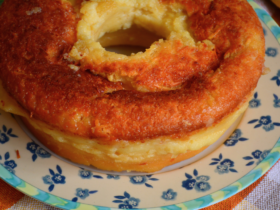 Bolo de Fubá Cremoso com queijo: Combinação de café e aconchego