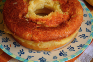 Bolo de Fubá Cremoso com queijo: Combinação de café e aconchego