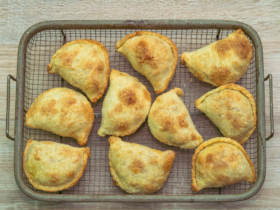 Pastel Chinês de Carne com Ovo Cozido: Um lanche saboroso e simples