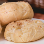 Pão de Queijo Crocante por Fora e Macio por Dentro: A Receita Definitiva