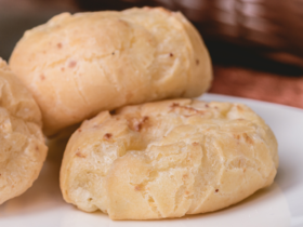 Pão de Queijo Crocante por Fora e Macio por Dentro: A Receita Definitiva