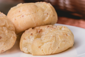 Pão de Queijo Crocante por Fora e Macio por Dentro: A Receita Definitiva