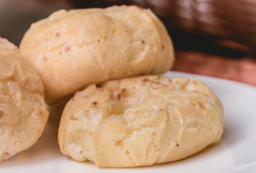 Pão de Queijo Crocante por Fora e Macio por Dentro: A Receita Definitiva