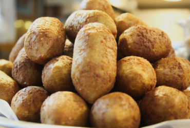 Conheça uma receita de bolinho de arroz diferente e saboroso