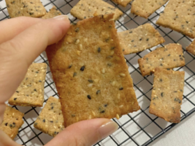 Biscoitos crocantes com descarte de levain