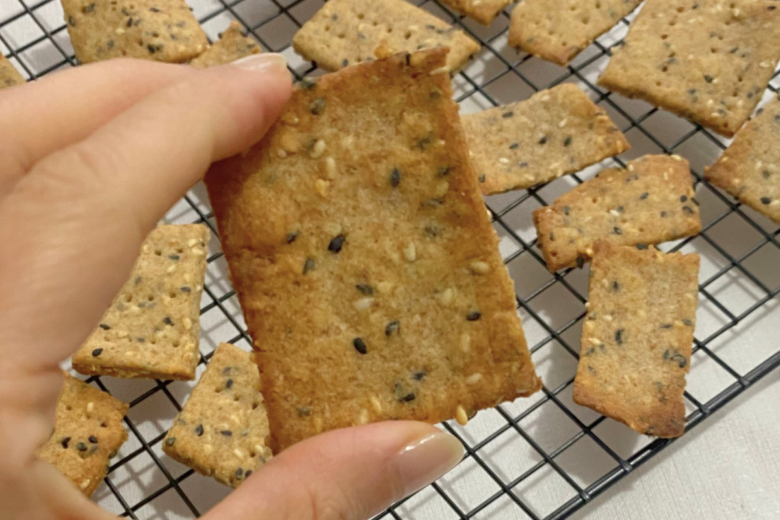 Biscoitos crocantes com descarte de levain