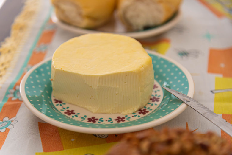 Queijo caseiro artesanal: Como fazer um queijo tipo colonial em casa