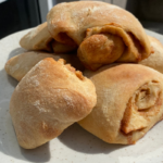 Saborosos Pãezinhos de Canela com Fermento Natural: Receita Caseira e Aromática